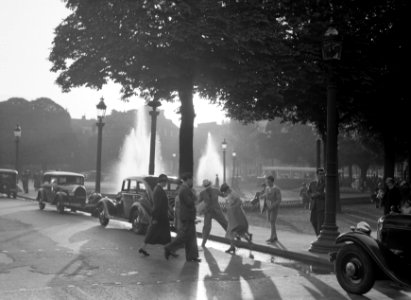 Over een plas springen in de buurt van Rond-Point bij de Champs-Élysées, Bestanddeelnr 191-0358 photo