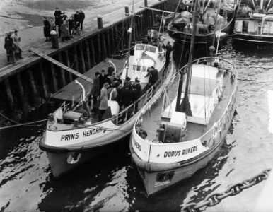 Overdracht Prins Hendrik, de nieuwe reddingboot van Den Helder. Hier op de fot, Bestanddeelnr 904-9985