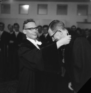 Overdracht rectoraad Vrije Universiteit . Professor mr. Diepenhorst en professor, Bestanddeelnr 912-9543