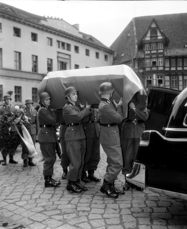 Overdracht stoffelijk overschot van Willem V in Brunswijk, uitdragen van het sto, Bestanddeelnr 909-5161