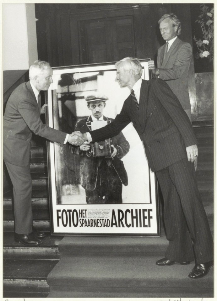 Overdracht Spaarnestad-archief in het stadhuis. Links NFGC-voorzitter Braakes, rechts L. Schölvinck van de VNU. NL-HlmNHA 54015327