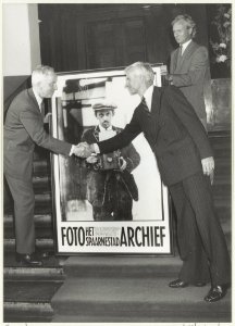 Overdracht Spaarnestad-archief in het stadhuis. Links NFGC-voorzitter Braakes, rechts L. Schölvinck van de VNU. NL-HlmNHA 54015327