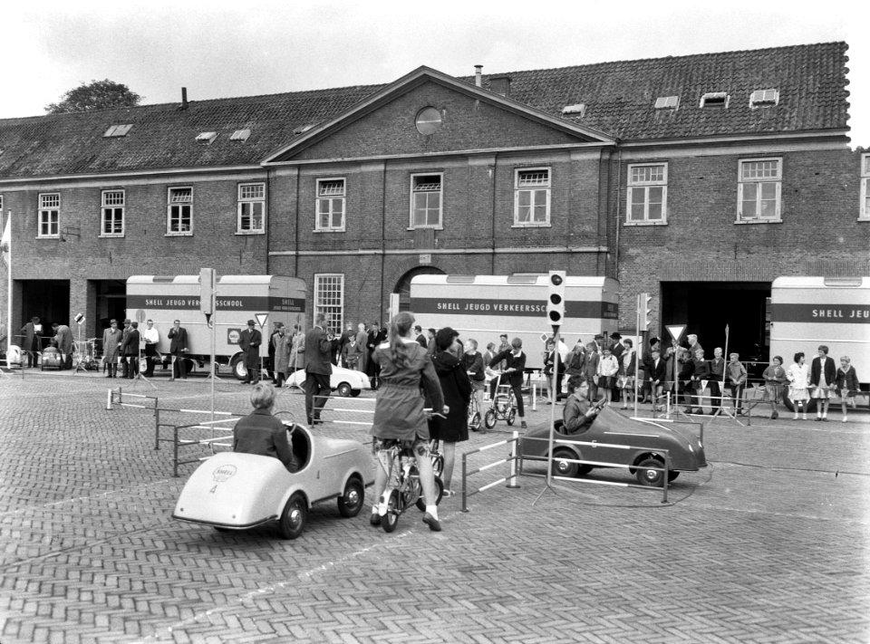 Overhandiging Mobiele Verkeersscholen. De plaats vol trapautootjes, Bestanddeelnr 912-9017