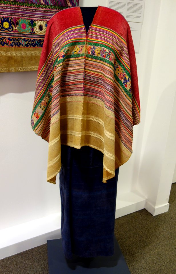 Over-huipil (early 20th century) and skirt (1970s), Kaqchikel Maya, Comalapa, cotton and silk - Textile Museum of Canada - DSC01309