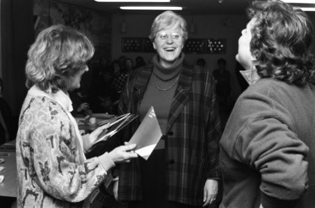 Overhandiging commentaar wetsontwerp sociale stelselherziening aan kamerleden Kr, Bestanddeelnr 933-5907