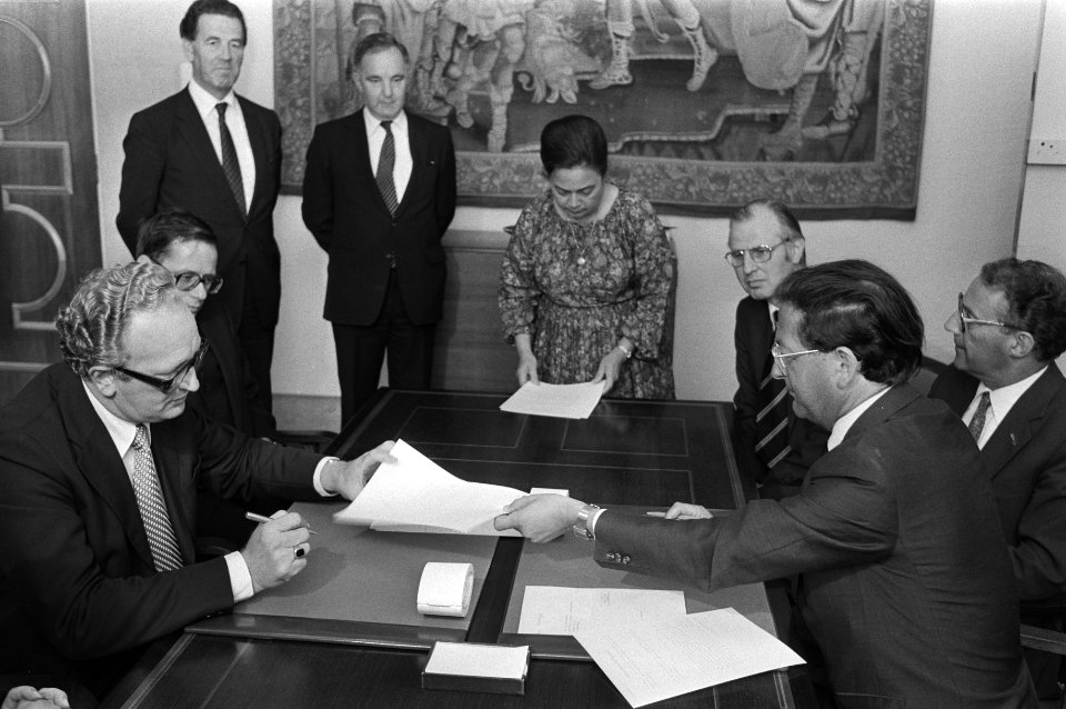 Overname van de ministeries. Jos van Kemenade tekent de overname van minister Ar, Bestanddeelnr 931-6758