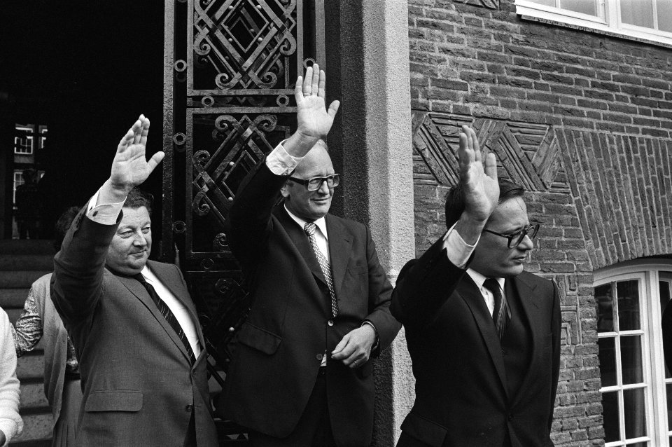 Overname van de ministeries. Bij het ministerie van onderwijs zwaaien staatssecr, Bestanddeelnr 931-6751
