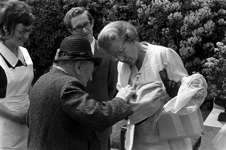 Overhandiging van een handwerkgeschenk aan de koningin, Bestanddeelnr 925-6655