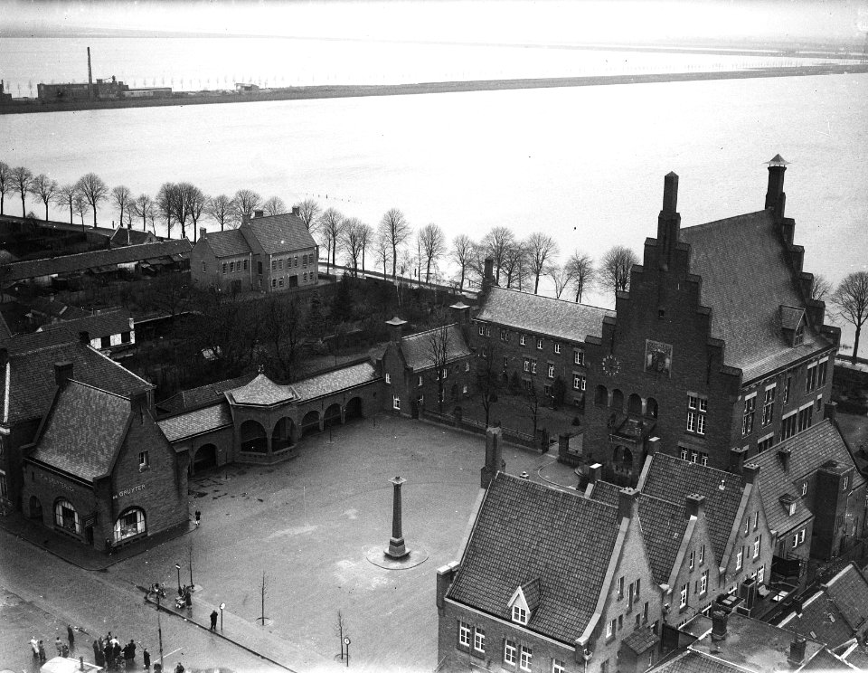 Overstroming van de Maas bij Waalwijk. Het Stadhuis van Waalwijk aan de Grote St, Bestanddeelnr 902-5399