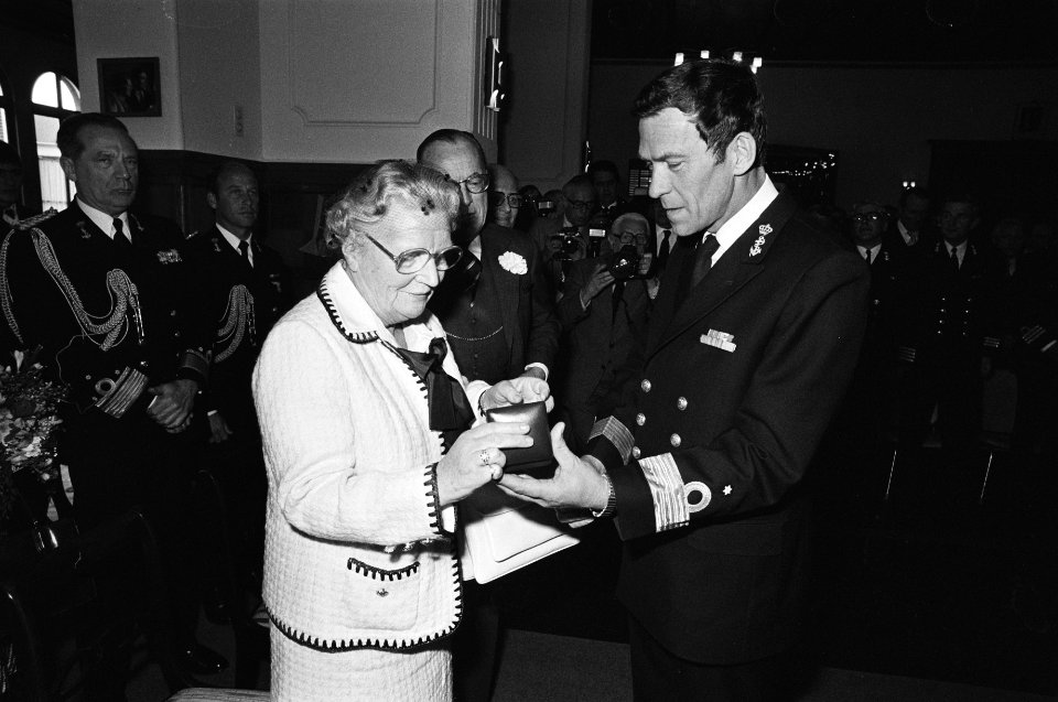 Overhandiging van een geschenk door de commandant, CDR G. IJzerman, Bestanddeelnr 930-2359