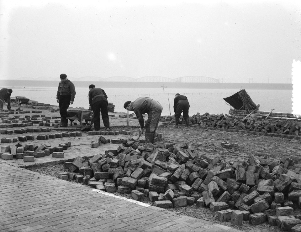 Overstroming spoordijkreparatie Moerdijkbrug. Reparatie bestrating Moerdijk, Bestanddeelnr 905-5601