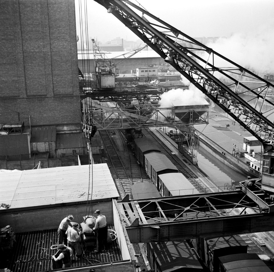 Overslaghaven van Bazel-Kleinhüningen gezien vanaf de Siloturm, Bestanddeelnr 254-1259