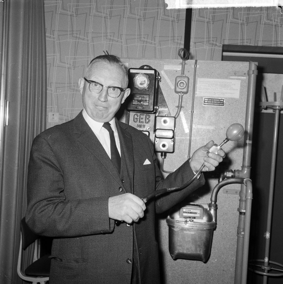 Overgang op aardgas, persconferentie in gebouw GEB, de he J. van de Molen met ee, Bestanddeelnr 917-5563