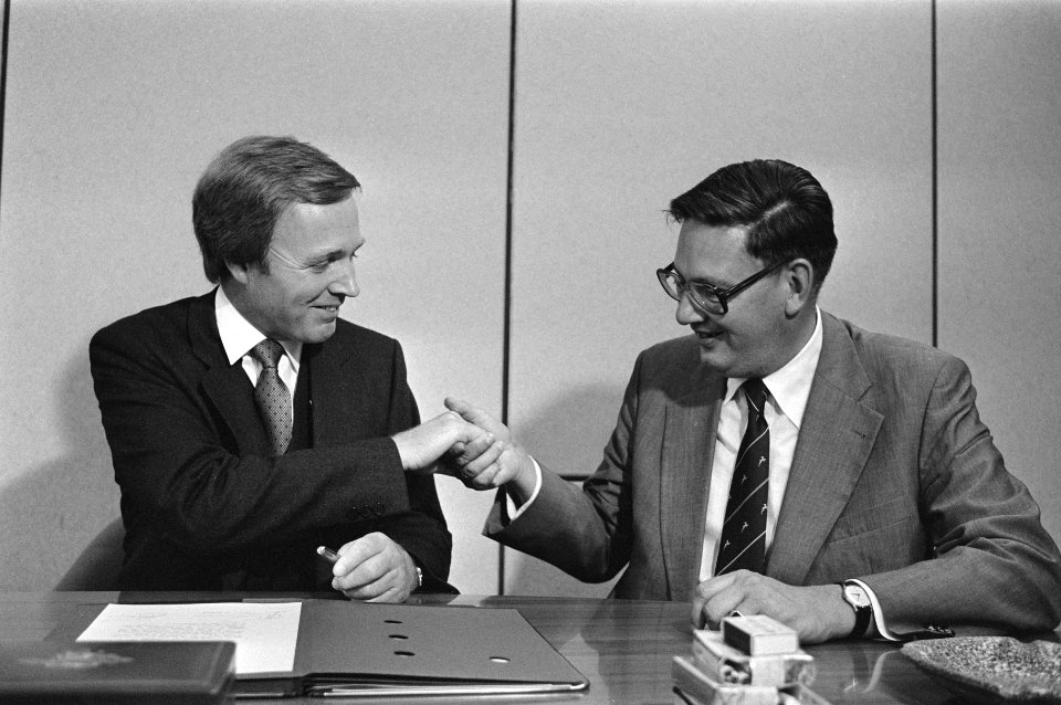 Overname van de ministeries. Jan Terlouw tekent de overname Gijs van Aardenne sc, Bestanddeelnr 931-6756