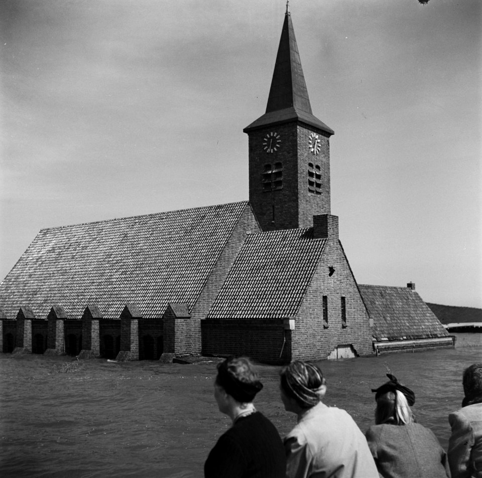 Overstroming van de Wieringmeerpolder. Op 17 april 1945 hebben de Duitsers nog d, Bestanddeelnr 900-3182
