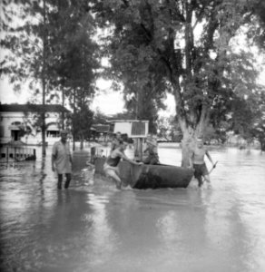 Overstroming van de stad. Geimproviseerd vervoer per schuit, Bestanddeelnr 12633