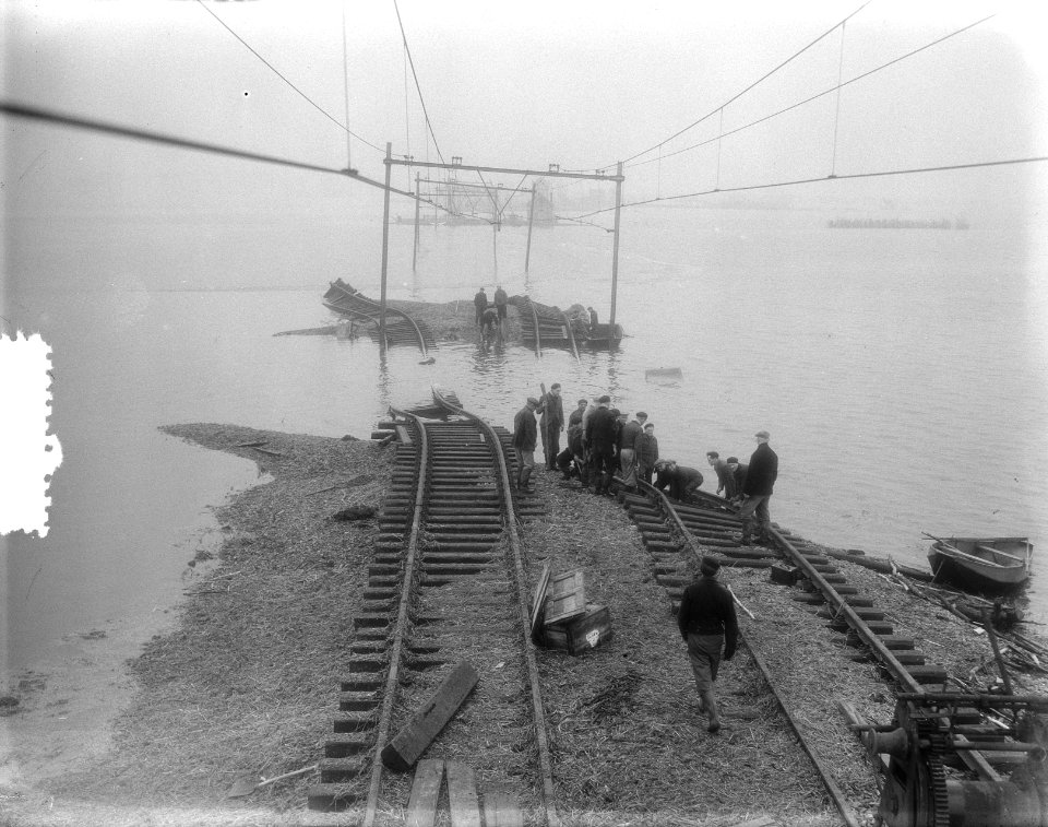Overstroming spoordijkreparatie Moerdijkbrug. Reparatie bestrating Moerdijk, Bestanddeelnr 905-5602