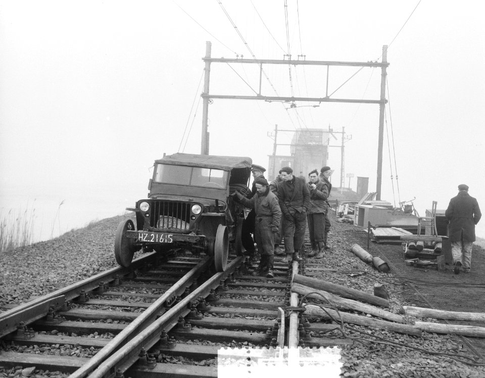 Overstroming spoordijkreparatie Moerdijkbrug. Jeep op de rails, Bestanddeelnr 905-5598
