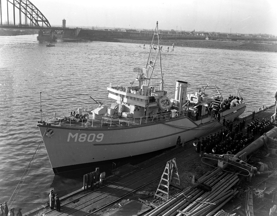 Overdracht mijnenveger Naaldwijk te Alblasserdam scheepswerf De Noord, Bestanddeelnr 907-4916