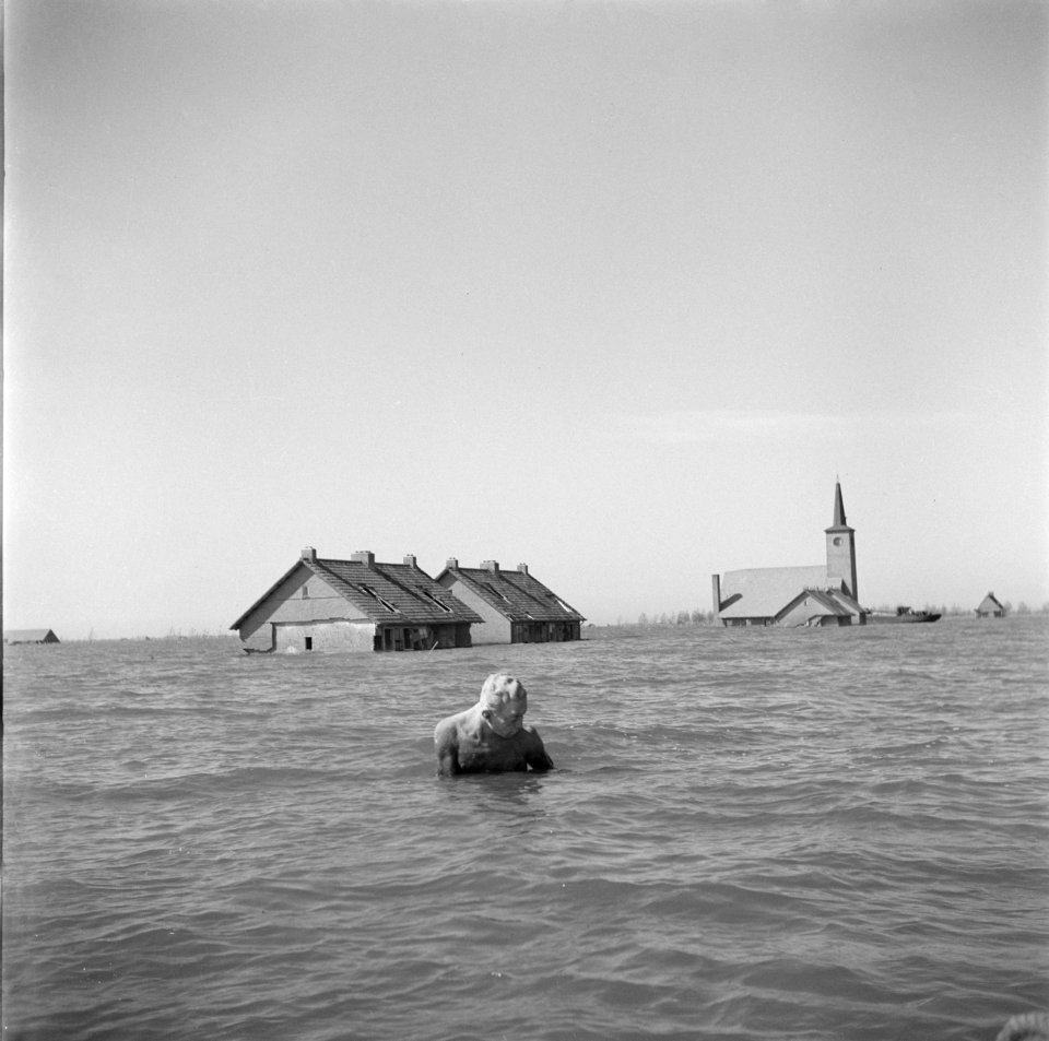 Overstroming van de Wieringmeerpolder. Op 17 april 1945 hebben de Duitsers nog d, Bestanddeelnr 900-3188