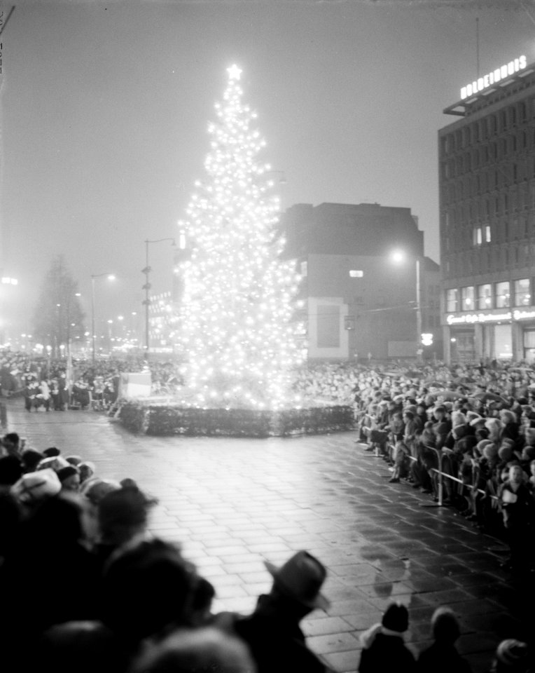 Overdracht kerstboom aangeboden door Gembest Oslo aan Rotterdam, Bestanddeelnr 909-2022