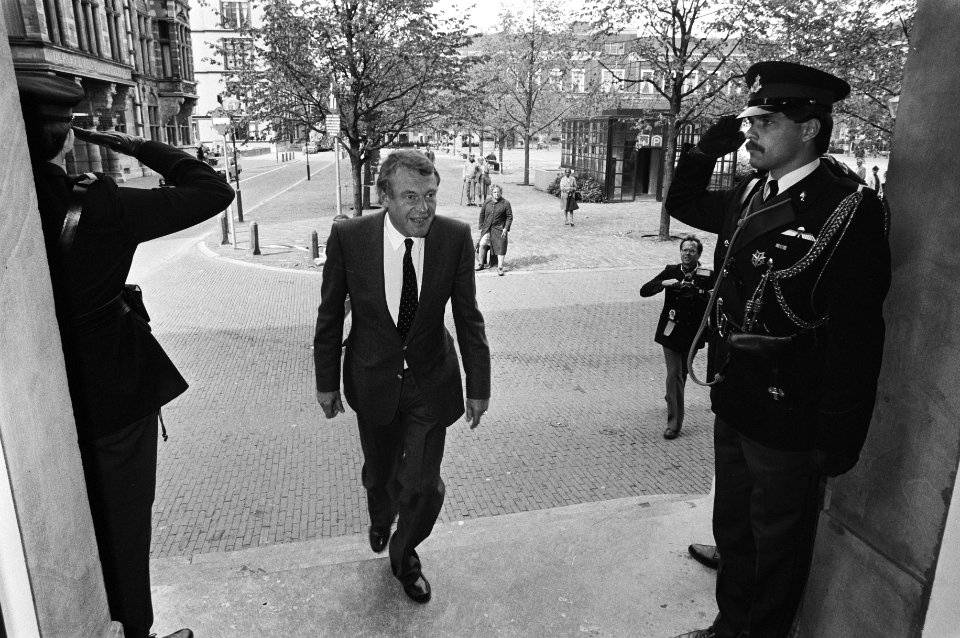 Overname van de ministeries. Aankomst Van Hans van Mierlo op het Catshuis in Den, Bestanddeelnr 931-6762