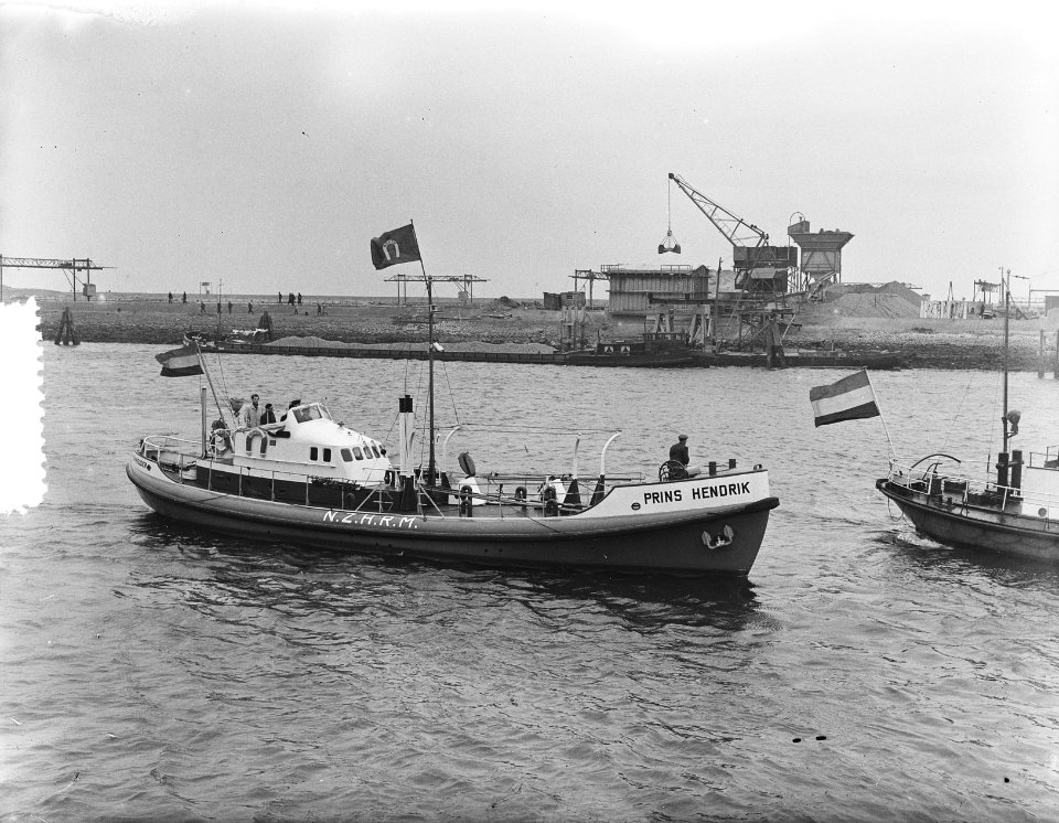 Overdracht Prins Hendrik, nieuwe reddingboot Den Helder, Bestanddeelnr 904-9990