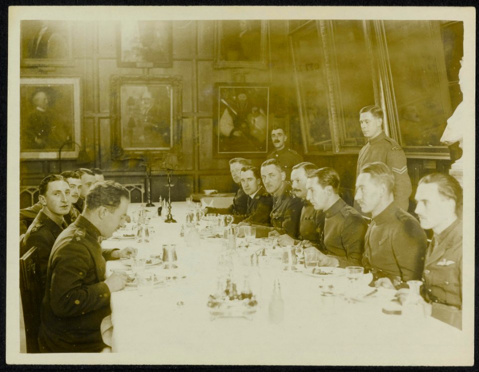 Oxford. Officers of the RFC Royal Flying Corps at lunch in the Great Hall of C, Bestanddeelnr 158-1479