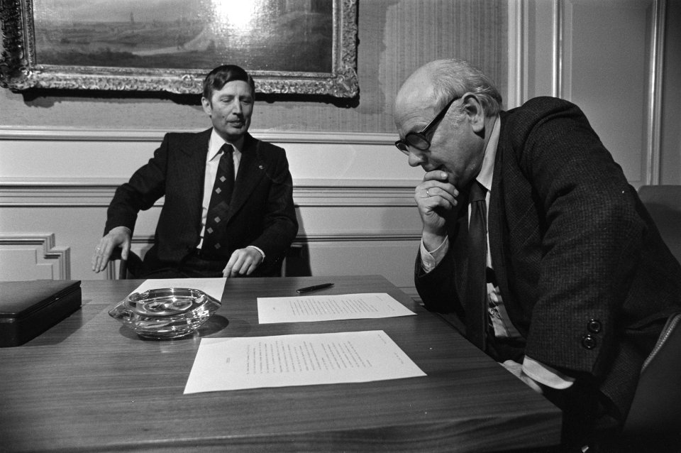 Overdracht Ministerie Algemene Zaken van Den Uyl (r) aan nieuwe premier Van Agt, Bestanddeelnr 929-4895