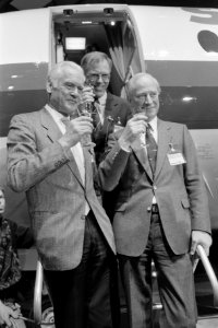 Overdracht 1e Fokker-100 aan Swissair tijdens toost op trap Fokker vlnr Swissai, Bestanddeelnr 934-1990