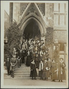 Oxford. Students leaving Balliol Hall after a lecture by the Balliol Master show, Bestanddeelnr 158-1652