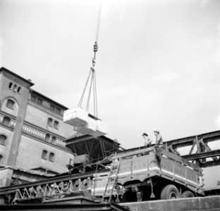 Overslag van lading in vrachtwagens in de haven van Karlsruhe, Bestanddeelnr 254-1195
