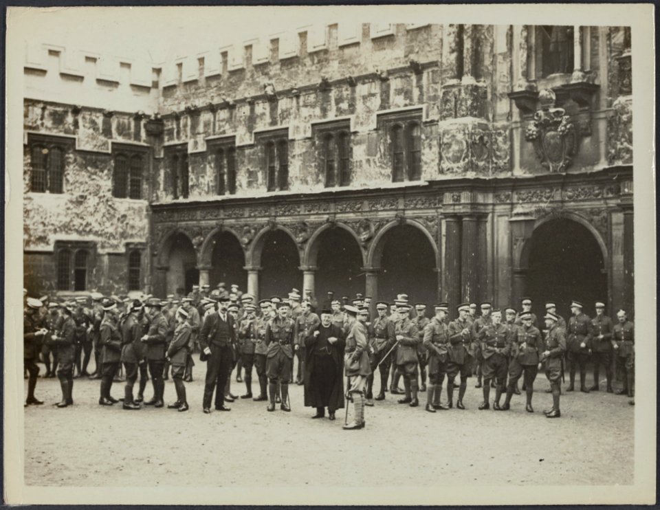Oxford. Cadets in training in the Quad of St. Johns College, Bestanddeelnr 158-1658