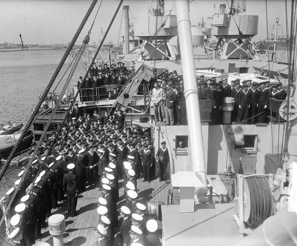 Overdracht commando op de Vulkaan te IJmuiden, Bestanddeelnr 903-4181
