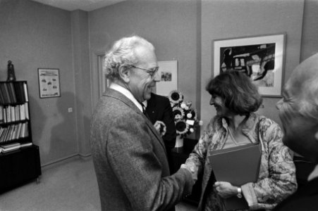 Overname van de ministeries. Van links naar rechts Wil Albeda schudt Hedy d'Anco, Bestanddeelnr 931-6760