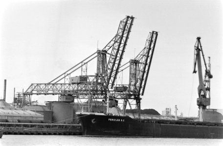 Overslagbedrijven van Frans Swarttouw in Rotterdam in staking gegaan de hijskra, Bestanddeelnr 932-1376
