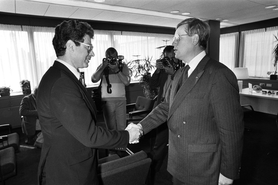 Overname van de ministeries. Met op de achtergrond een persfotograaf schudt Hans, Bestanddeelnr 931-6759
