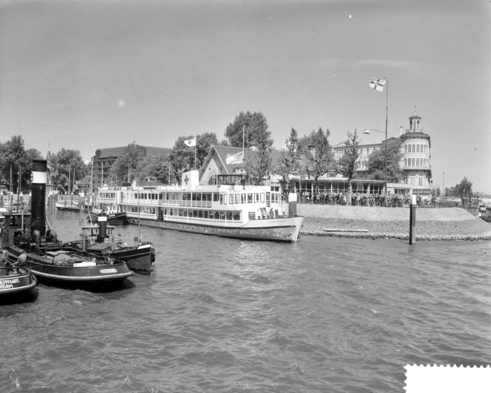Overdracht hospitaalschip J. Henry Dunant aan het Roode Kruis te Rotterdam, Bestanddeelnr 910-3892