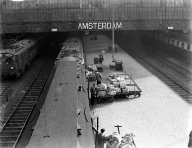 Overslag van pakketten en postzakken door kruiers op het Centraal Station, Bestanddeelnr 252-1027