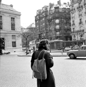 Overstekende 'beatnik' in Saint-Germain-des-Prés, Bestanddeelnr 254-0444