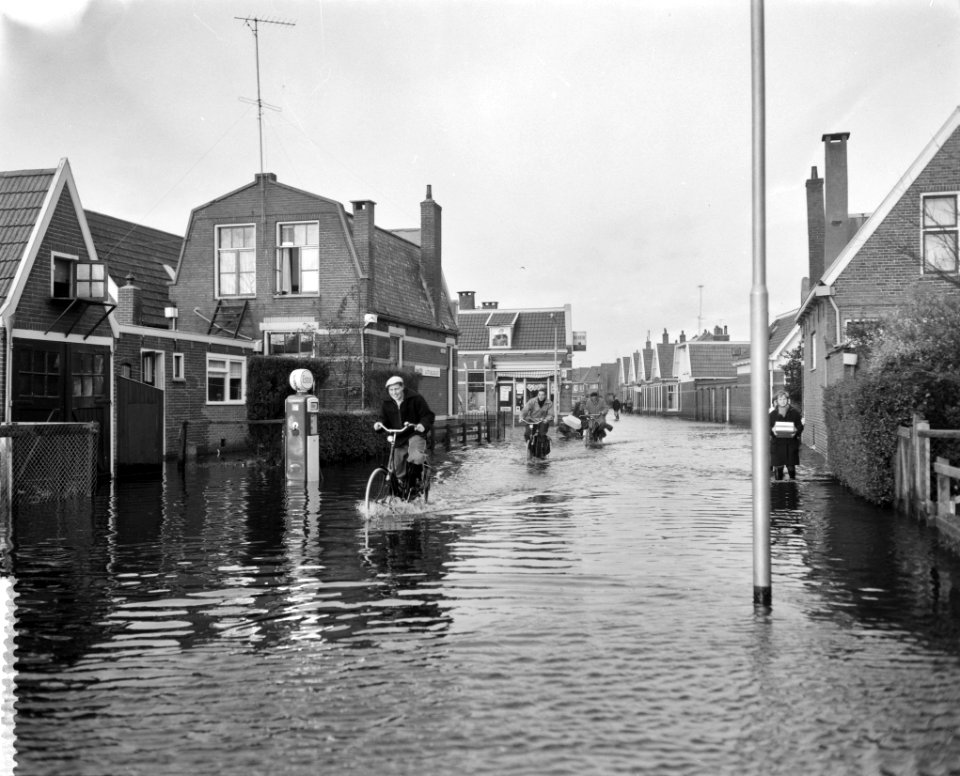 Overstroming in Meppel, een der overstroomde straten in Meppel, Bestanddeelnr 911-8450