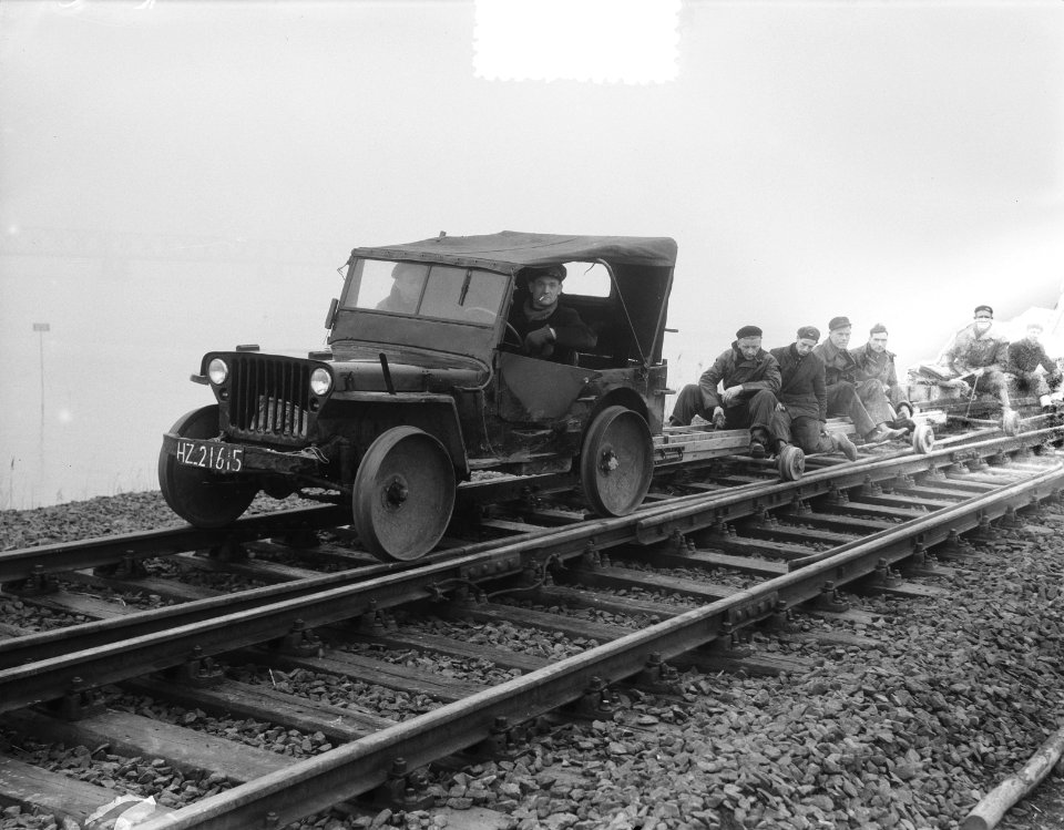 Overstroming spoordijkreparatie Moerdijkbrug. Jeep op de rails, Bestanddeelnr 905-5597