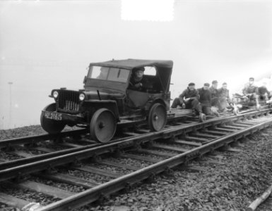 Overstroming spoordijkreparatie Moerdijkbrug. Jeep op de rails, Bestanddeelnr 905-5597
