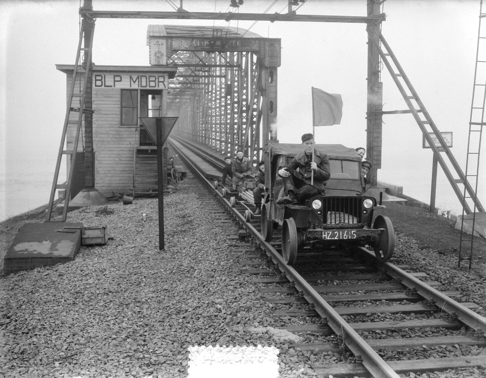 Overstroming spoordijkreparatie Moerdijkbrug. Jeep op de rails, Bestanddeelnr 905-5596