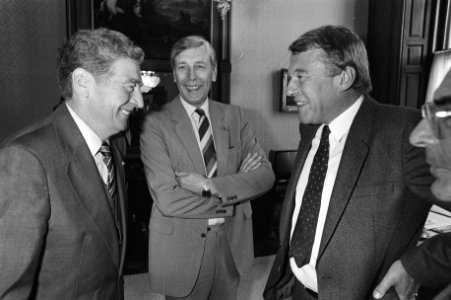Overname van de ministeries. Vlnr. ex-staatssecretaris Cees van Lent , minister , Bestanddeelnr 931-6761