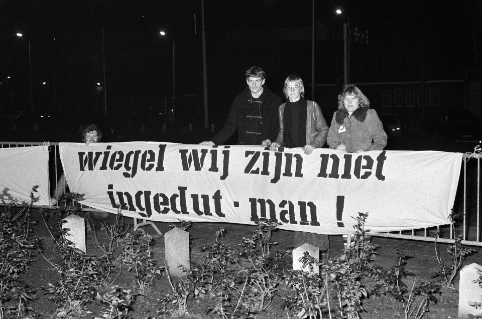 Overleg minister Wiegel en ambtenarenbonden hervat ( Den Haag ) demonstranten v, Bestanddeelnr 930-0397