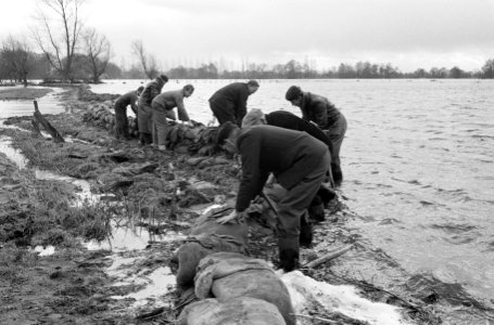 Overstroming in Overijssel en Drenthe Dijkleger in actie, Bestanddeelnr 913-2601