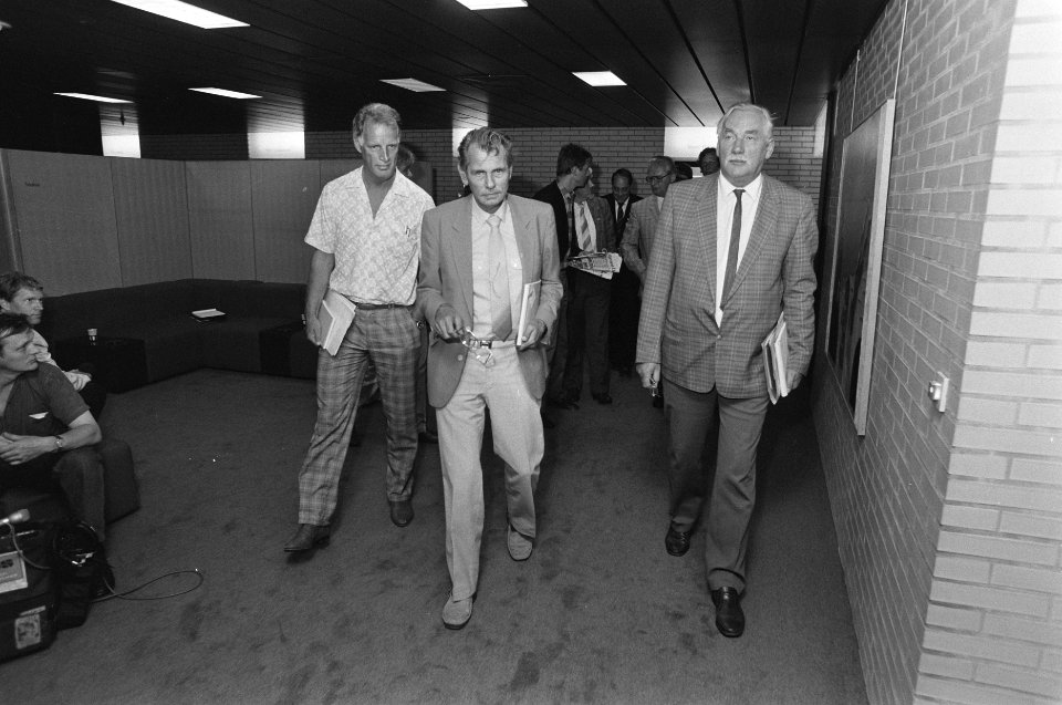 Overleg minister Van Dijk met ambtenarenbonden Van de Scheur (r) en Sonneveld, Bestanddeelnr 934-0347