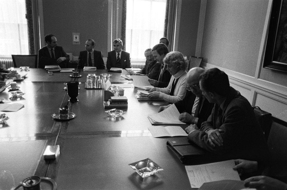 Overleg minister Den Uyl , Terlouw en Gardeniers met delegatie van landelijke sp, Bestanddeelnr 931-9645