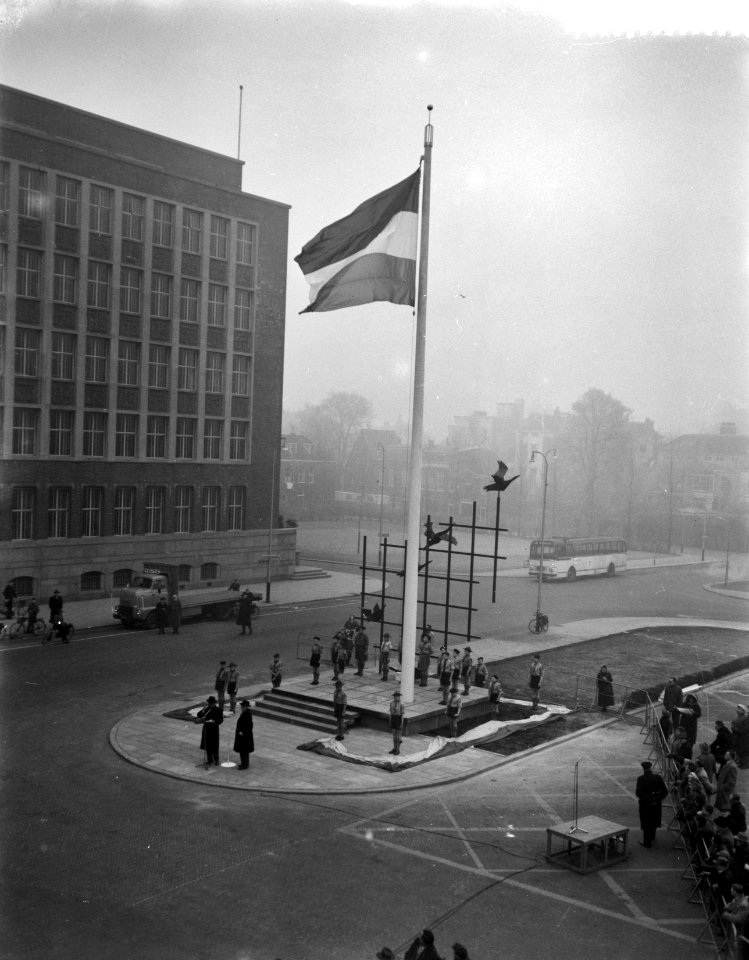 Overdracht in Den Haag van de permanente bevrijdingsvlag te Den Haag , overzicht, Bestanddeelnr 910-1470
